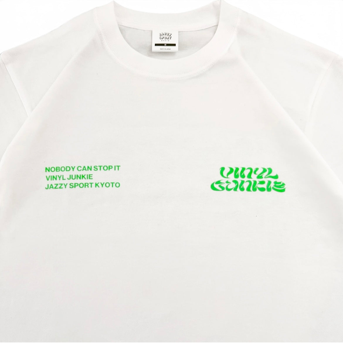 【NEW】Vinyl Junkie Tシャツ ／ ホワイト x 蛍光グリーン