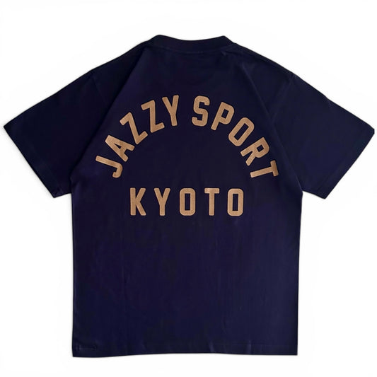 【NEW】JS Kyoto "College Logo" T-Shirt ／ダーク・ネイビー x コヨーテ・ブラウン