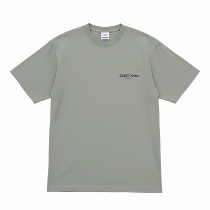 【残りわずか／NEW】JSK Vertical Logo -OBI- Tシャツ ／ セージグリーン