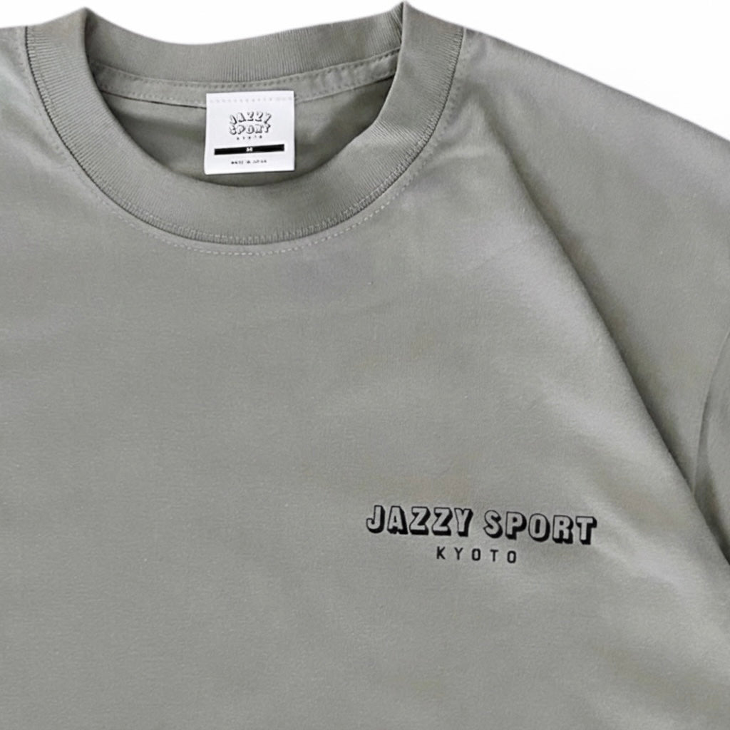 【残りわずか／NEW】JSK Vertical Logo -OBI- Tシャツ ／ セージグリーン