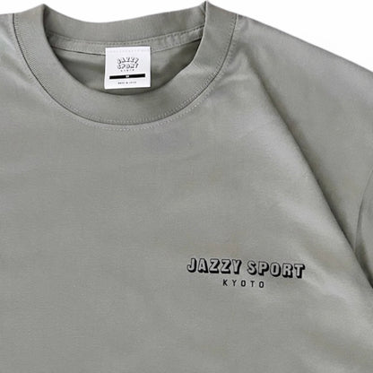 【残りわずか／NEW】JSK Vertical Logo -OBI- Tシャツ ／ セージグリーン