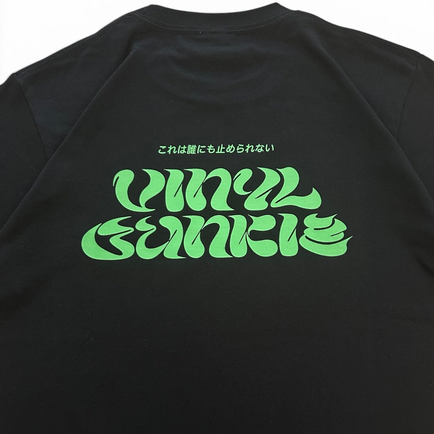 【NEW】Vinyl Junkie Tシャツ ／ ブラック x 蛍光グリーン