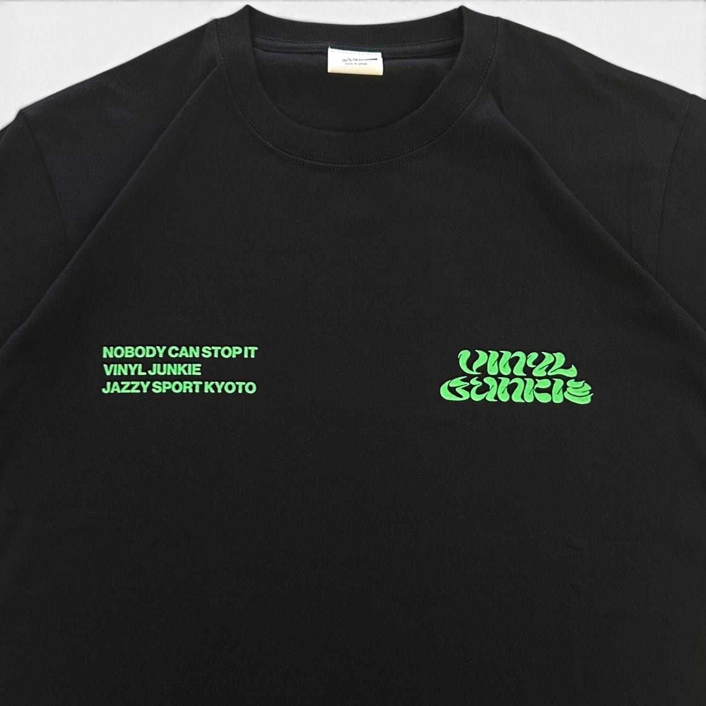 【NEW】Vinyl Junkie Tシャツ ／ ブラック x 蛍光グリーン