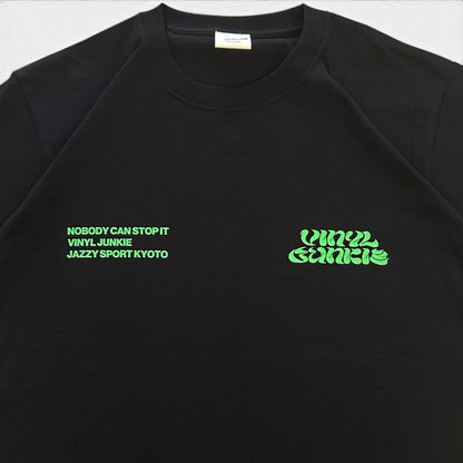 【NEW】Vinyl Junkie Tシャツ ／ ブラック x 蛍光グリーン