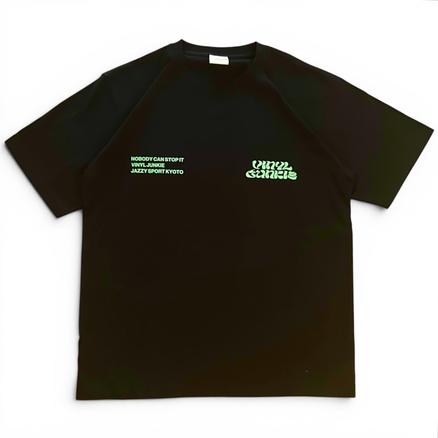 【NEW】Vinyl Junkie Tシャツ ／ ブラック x 蛍光グリーン