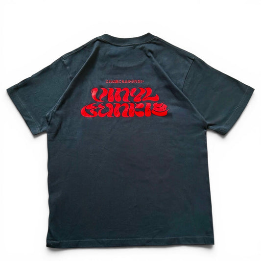 【NEW】Vinyl Junkie Tシャツ ／ ビンテージ・ネイビー x レッド