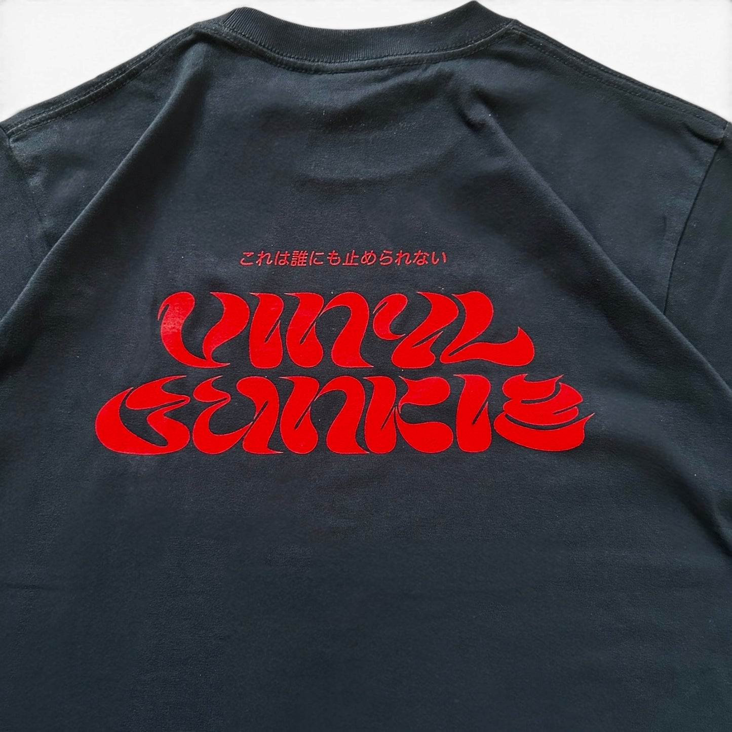 【NEW】Vinyl Junkie Tシャツ ／ ビンテージ・ネイビー x レッド