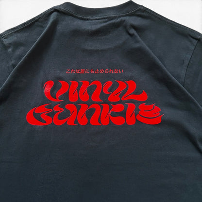 【NEW】Vinyl Junkie Tシャツ ／ ビンテージ・ネイビー x レッド