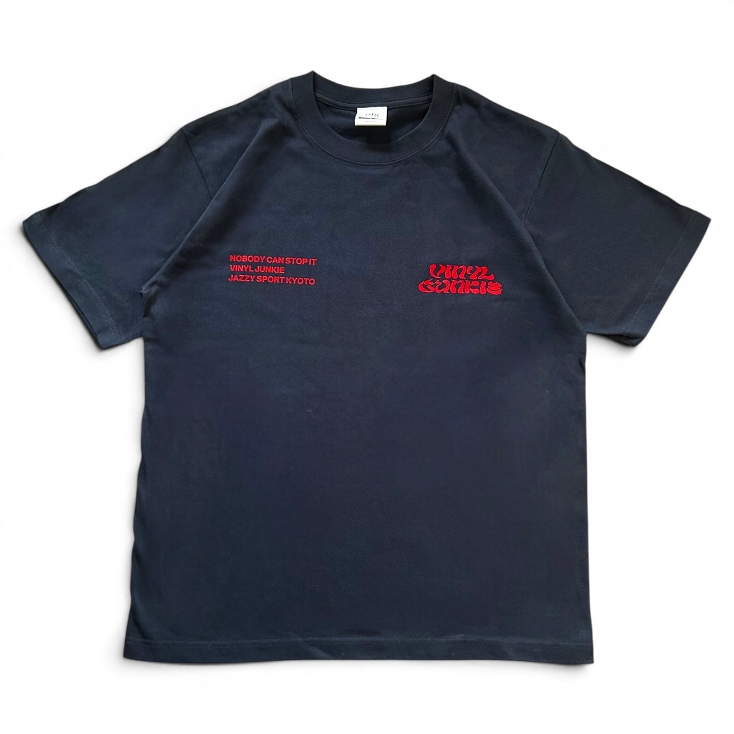 【NEW】Vinyl Junkie Tシャツ ／ ビンテージ・ネイビー x レッド