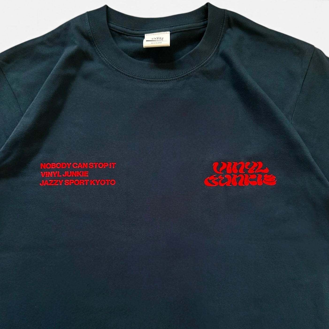 【NEW】Vinyl Junkie Tシャツ ／ ビンテージ・ネイビー x レッド