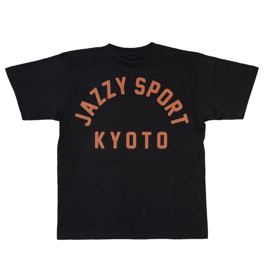 【残りわずか／再入荷】JS Kyoto "College Logo" T-Shirt ／ブラック x 黒柿